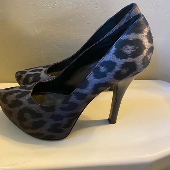 Carlos Santana Grey Leopard Platform Heels - Picture 2 of 5